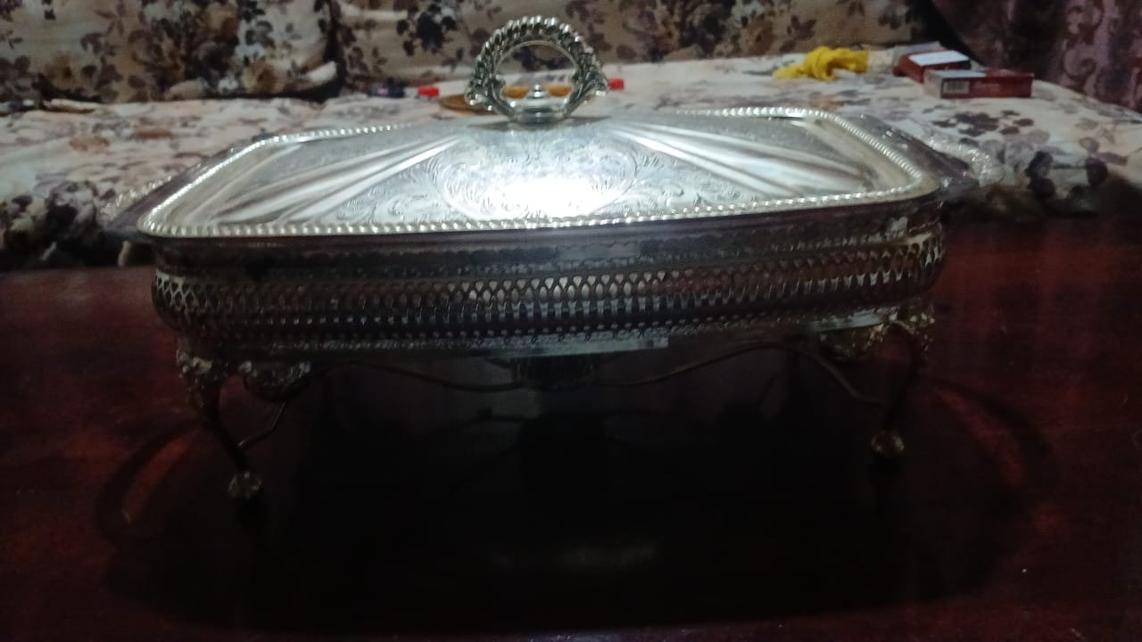 طبق جديد تقديم طلاء فضه عتيق من Mayell England مع طبق بايركس داخلي، بالختم زعلانه الشركه المصنعه