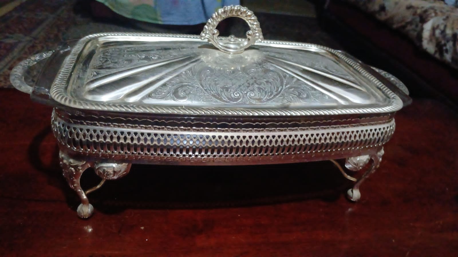 طبق جديد تقديم طلاء فضه عتيق من Mayell England مع طبق بايركس داخلي، بالختم زعلانه الشركه المصنعه