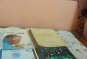 مجموعة من الكتب الدينية والمصاحف المختلفة