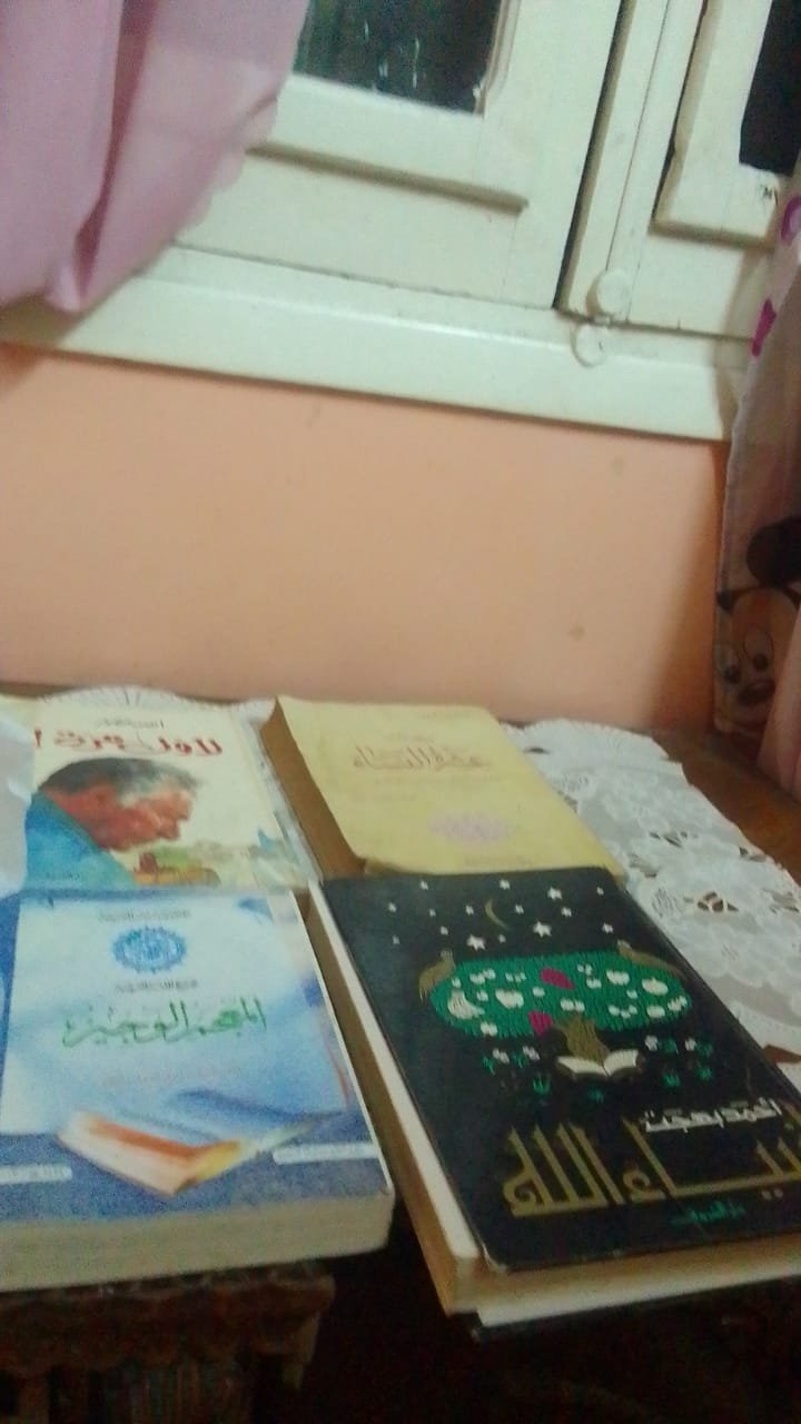 مجموعة من الكتب الدينية والمصاحف المختلفة