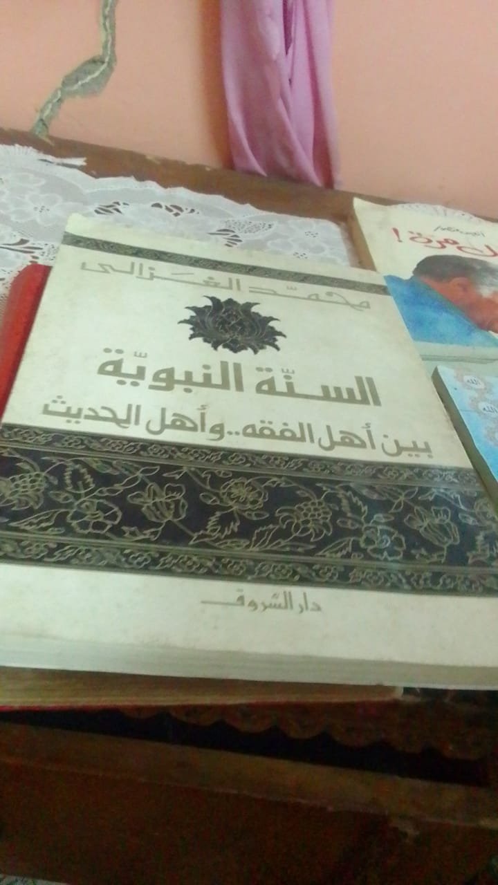 مجموعة من الكتب الدينية والمصاحف المختلفة