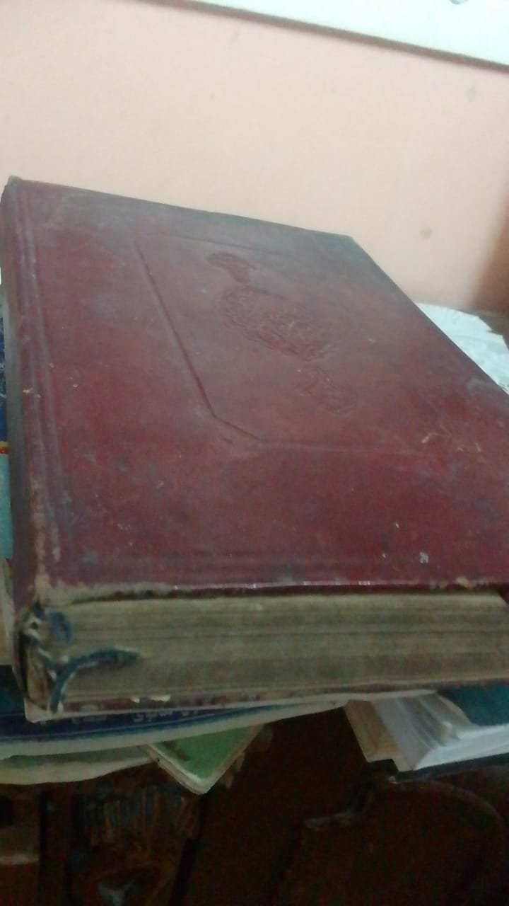 مجموعة من الكتب الدينية والمصاحف المختلفة