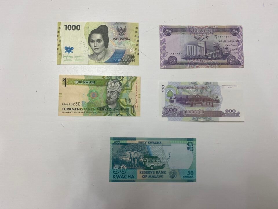 ٥ عملات ورقيه ملغيه من أنحاء قارات العالم