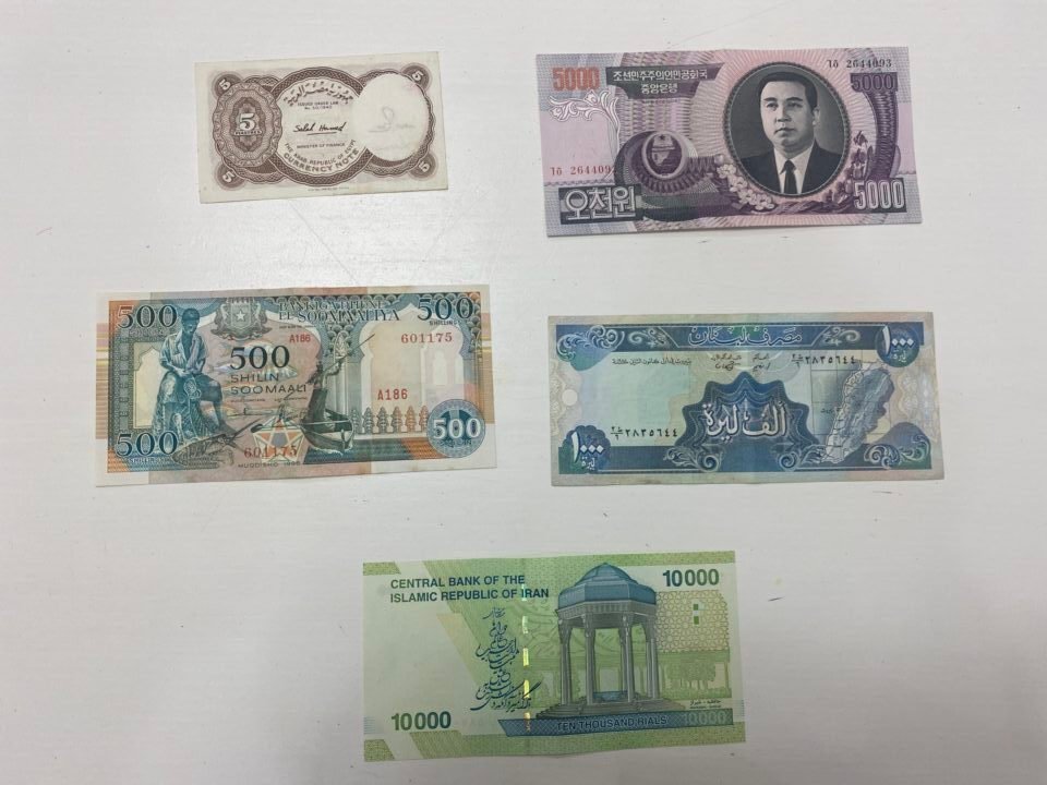 ٥عملات ورقيه من مختلف دول العالم